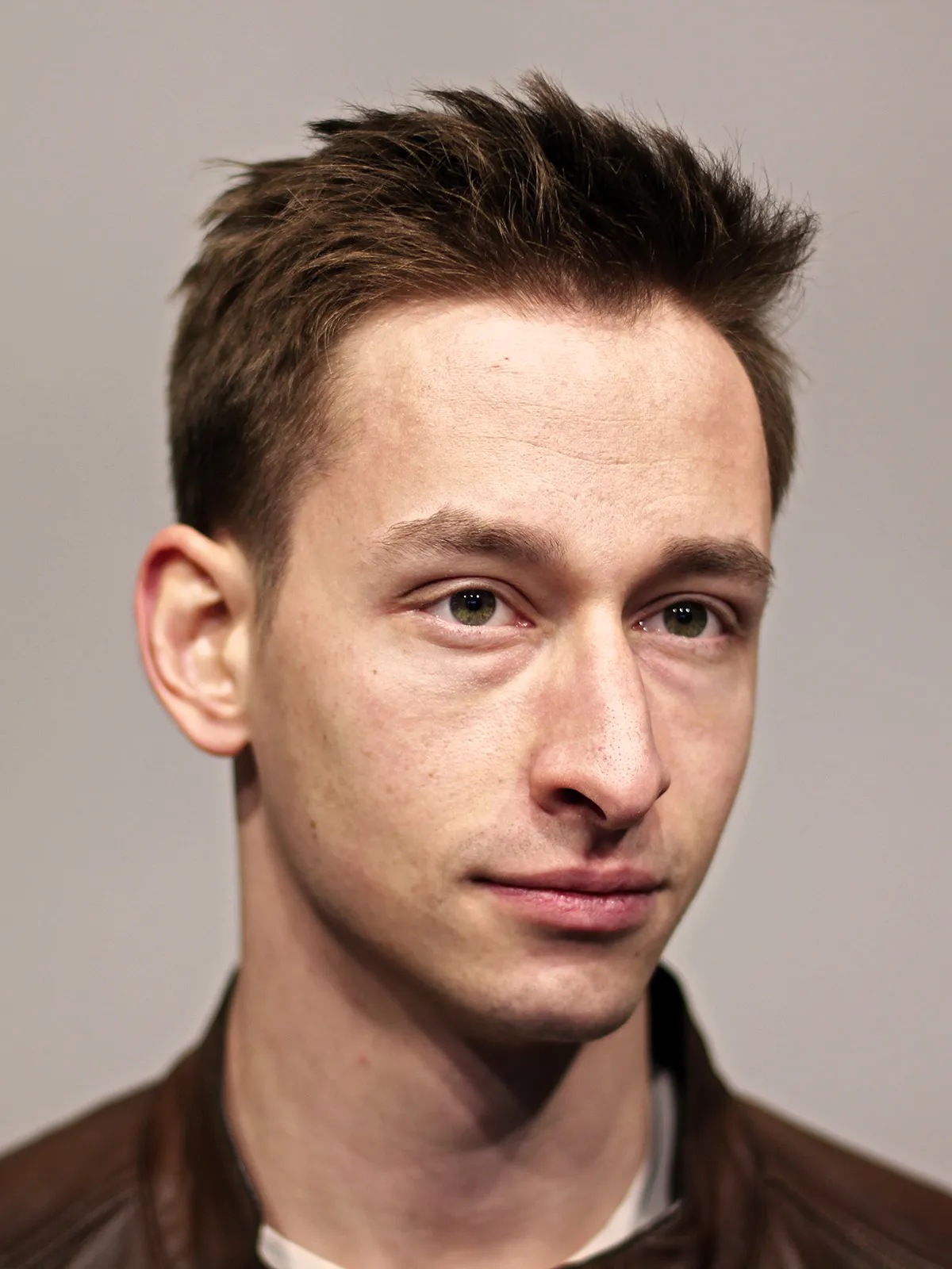 классическая мужская стрижка с текстурой