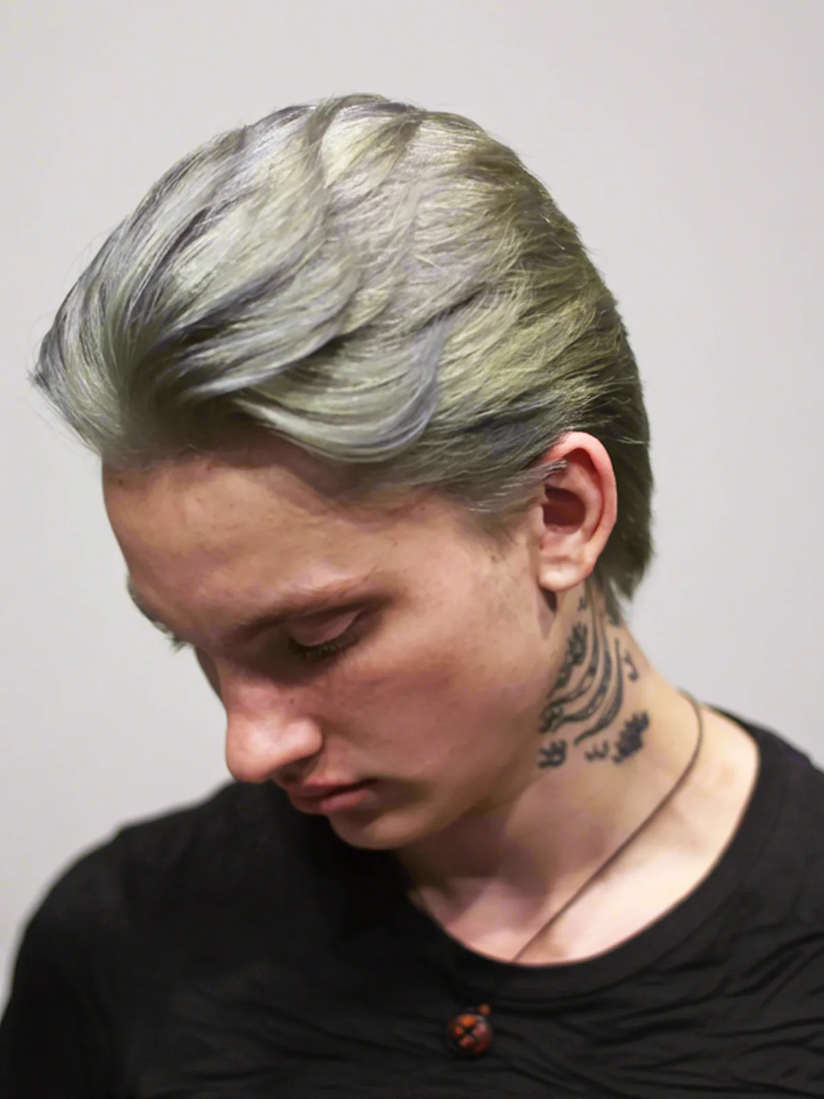 мужская стрижка средней длины с окрашиванием