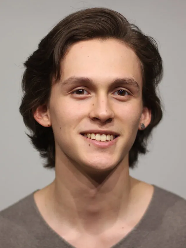 мужская стрижка средней длины с волнистой текстурой