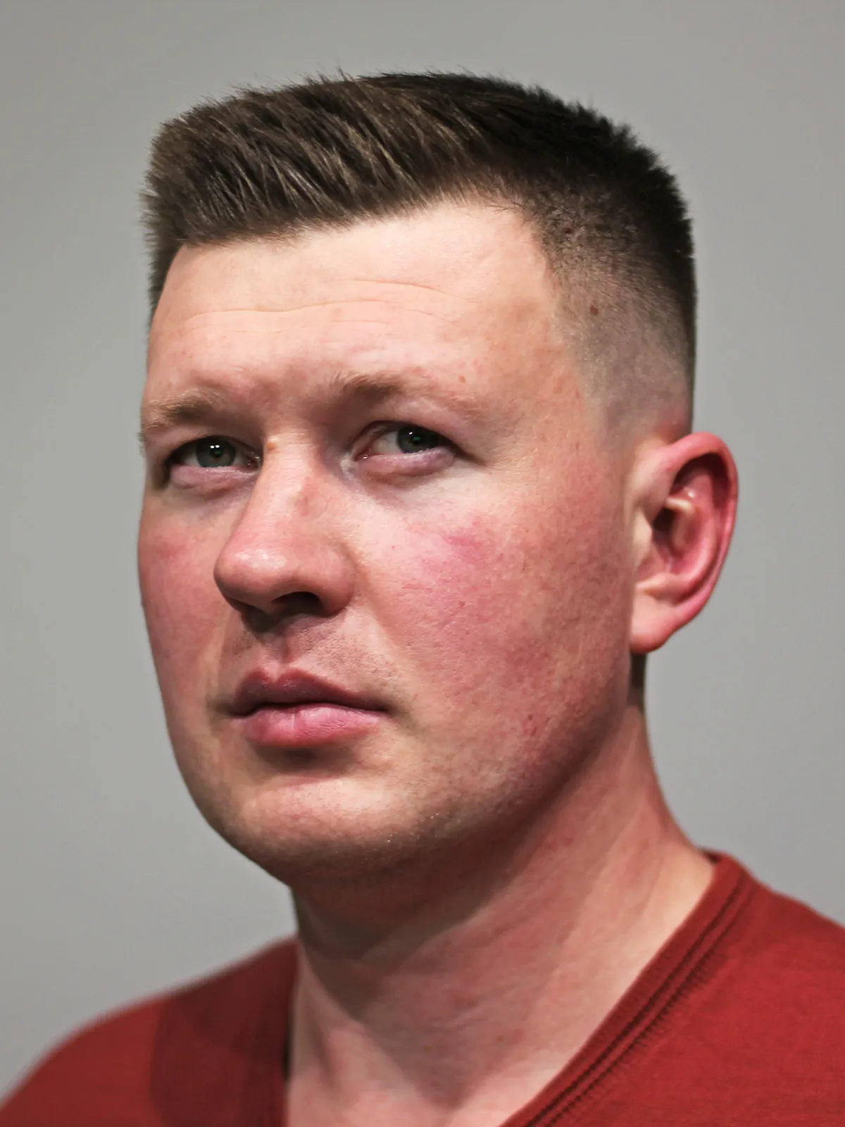 мужская стрижка с коротким верхом и высоким фейдом