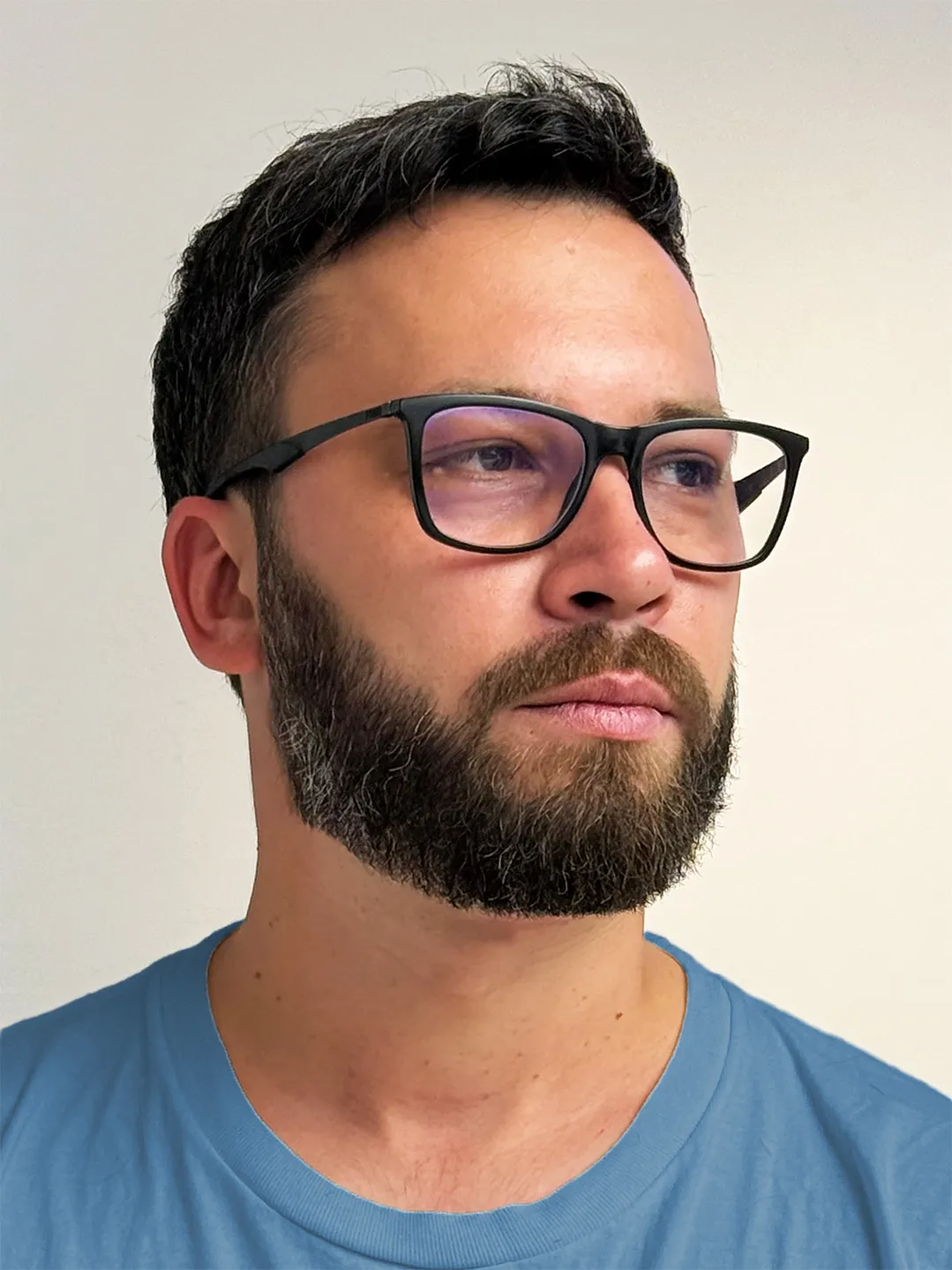 мужская стрижка с текстурой и фейд с бородой